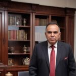 Oleh: R. HAIDAR ALWI – Pendiri Haidar Alwi Institute (HAI) sekaligus Wakil Ketua Dewan Pembina Ikatan Alumni ITB Indonesia dianugerahi kekayaan sumber daya alam yang luar biasa. Dari emas yang tersimpan di perut bumi hingga nikel yang menjadi bahan penting bagi industri baterai kendaraan listrik, kekayaan tersebut membuka peluang besar bagi Indonesia untuk membangun perekonomian yang lebih kuat. Tantangannya adalah memastikan kekayaan alam itu tidak hanya menghasilkan keuntungan bagi perusahaan atau angka pertumbuhan bagi negara, tetapi juga menghadirkan kesejahteraan yang dirasakan masyarakat. Arah pembangunan yang ditempuh pemerintahan Presiden Prabowo Subianto memberikan ruang bagi tujuan tersebut. Hilirisasi, penguatan industri dalam negeri, dan peningkatan nilai tambah sumber daya alam merupakan langkah penting agar Indonesia tidak terus bergantung pada penjualan komoditas mentah. Kebijakan ini patut diapresiasi karena mendorong Indonesia mengambil peran lebih besar dalam rantai industri global. Namun, keberhasilan pembangunan pertambangan perlu diukur lebih luas daripada nilai produksi dan besarnya investasi. Kita juga perlu melihat berapa banyak tenaga kerja yang terserap, berapa besar peluang usaha yang tercipta, bagaimana penerimaan negara dimanfaatkan, serta apakah masyarakat di sekitar wilayah pertambangan mengalami peningkatan kualitas hidup. Hilirisasi emas dan nilai tambah bagi Indonesia Pertambangan emas merupakan salah satu sektor yang dapat memberikan kontribusi penting bagi perekonomian nasional. Emas memiliki nilai ekonomi tinggi dan digunakan dalam berbagai kebutuhan, mulai dari investasi hingga industri. Karena itu, kemampuan mengolah dan memurnikan emas di dalam negeri menjadi bagian penting dari upaya memperkuat kemandirian industri nasional. Salah satu bukti konkret arah tersebut adalah peresmian fasilitas Precious Metal Refinerymilik PT Freeport Indonesia di Gresik, Jawa Timur, oleh Presiden Prabowo Subianto pada 17 Maret 2025. Fasilitas pemurnian logam mulia ini menjadi bagian dari upaya memperkuat kemampuan Indonesia dalam mengolah hasil pertambangan di dalam negeri. Presiden Prabowo dalam kesempatan tersebut menegaskan keinginan agar sumber daya alam tidak sekadar dijual sebagai bahan baku, melainkan diproses di Indonesia sehingga nilai tambahnya dapat dinikmati oleh bangsa sendiri. Pesan tersebut sejalan dengan cita-cita membangun ekonomi yang lebih mandiri dan meningkatkan manfaat sumber daya alam bagi rakyat. Langkah ini layak diapresiasi. Pembangunan fasilitas pemurnian menunjukkan bahwa hilirisasi bukan hanya gagasan di atas kertas, melainkan telah diwujudkan melalui infrastruktur industri. Kemampuan mengolah logam mulia di dalam negeri juga memperluas kesempatan bagi Indonesia untuk mengembangkan keahlian, teknologi, dan kegiatan ekonomi yang terkait dengan industri pertambangan. Meski demikian, manfaat hilirisasi tidak boleh berhenti pada keberadaan fasilitas pengolahan. Pemerintah dan pelaku usaha perlu terus memperkuat keterlibatan tenaga kerja Indonesia, pengembangan keahlian teknis, serta peluang bagi perusahaan lokal untuk masuk ke dalam rantai pasok. Dengan demikian, nilai tambah yang tercipta dapat menjangkau lebih banyak lapisan masyarakat. Kontribusi pertambangan bagi negara dan masyarakat Data Kementerian Energi dan Sumber Daya Mineral memberikan gambaran mengenai besarnya peran sektor mineral dan batu bara dalam perekonomian Indonesia. Pada 2025, penerimaan negara bukan pajak atau PNBP dari subsektor minerba tercatat sebesar Rp135,16 triliun. Investasi subsektor ini mencapai US$6,7 miliar, sedangkan jumlah tenaga kerjanya tercatat sebanyak 685.724 orang pada Semester I 2026. Angka-angka tersebut menunjukkan skala ekonomi pertambangan nasional. Namun, penting untuk dicatat bahwa data tersebut mencakup subsektor mineral dan batu bara secara keseluruhan, bukan sektor emas saja. Karena itu, angka tersebut tidak dapat digunakan untuk menyimpulkan besarnya kontribusi tambang emas secara terpisah. Bagi saya, data itu memperlihatkan bahwa pertambangan memiliki posisi strategis dalam mendukung penerimaan negara, investasi, dan kesempatan kerja. Pemerintah patut diapresiasi atas upaya memperbaiki tata kelola minerba agar penerimaan negara dan manfaat ekonomi tidak hanya bergantung pada peningkatan volume produksi, tetapi juga pada pengelolaan yang lebih tertib dan bernilai tambah. Pekerjaan berikutnya adalah memastikan kontribusi tersebut semakin terasa dalam kehidupan masyarakat. Penerimaan negara perlu dikelola secara bertanggung jawab untuk mendukung pelayanan publik, infrastruktur, pendidikan, dan kesehatan. Di daerah penghasil tambang, kesempatan kerja dan peluang usaha bagi warga setempat juga harus menjadi perhatian utama. Pertambangan akan memiliki arti lebih besar apabila kehadiran perusahaan turut mendorong berkembangnya ekonomi lokal. Usaha katering, transportasi, penyediaan barang, jasa perawatan, hingga berbagai kebutuhan operasional dapat menjadi pintu masuk bagi pengusaha daerah. Dengan pembinaan dan standar usaha yang memadai, masyarakat tidak hanya menjadi penonton, tetapi ikut mengambil bagian dalam aktivitas ekonomi yang tumbuh di sekitar tambang. Belajar dari pengembangan industri baterai kendaraan listrik Arah hilirisasi Indonesia tidak terbatas pada emas. Pengembangan ekosistem baterai kendaraan listrik memperlihatkan bagaimana sumber daya mineral dapat menjadi fondasi bagi industri yang lebih luas. Pada 29 Juni 2025, Presiden Prabowo memulai pembangunan ekosistem industri baterai kendaraan listrik terintegrasi yang melibatkan konsorsium PT Aneka Tambang Tbk, Indonesia Battery Corporation, serta mitra usaha CATL, Brunp, dan Lygend. Proyek tersebut mencakup rangkaian kegiatan mulai dari pertambangan nikel di Halmahera Timur, pengolahan bahan baku, produksi material katoda, hingga fasilitas sel baterai di Karawang. Kementerian ESDM menjelaskan bahwa proyek tersebut dirancang memiliki kapasitas produksi sel baterai sebesar 6,9 GWh, dengan rencana peningkatan hingga 15 GWh. Pada kapasitas 15 GWh, produksi itu diperkirakan setara dengan kebutuhan baterai sekitar 250.000 hingga 300.000 mobil, menurut penjelasan pemerintah. Proyek terintegrasi tersebut juga diproyeksikan membuka sekitar 35.000 lapangan kerja langsung dan tidak langsung. Angka itu merupakan kapasitas dan potensi yang direncanakan, bukan berarti seluruh kapasitas sudah beroperasi atau seluruh pekerjaan tersebut telah tercipta. Meski demikian, arah kebijakannya patut diperhatikan. Indonesia berupaya bergerak dari sekadar memiliki cadangan mineral menuju keterlibatan yang lebih besar dalam proses industri bernilai tambah. Pengembangan industri baterai juga menunjukkan pentingnya hubungan antara pertambangan, manufaktur, teknologi, dan tenaga kerja terampil. Semakin panjang rantai nilai yang dapat dibangun di dalam negeri, semakin luas pula peluang ekonomi yang dapat dikembangkan. Namun, hasilnya tetap bergantung pada realisasi investasi, daya saing industri, kesiapan tenaga kerja, serta kemampuan perusahaan lokal untuk terlibat. Pengalaman hilirisasi nikel dan baterai tersebut dapat menjadi bahan pembelajaran bagi pengembangan industri emas. Setiap komoditas memiliki karakteristik dan kebutuhan teknologi yang berbeda, tetapi prinsip pembangunannya sama: memperkuat kemampuan domestik, menciptakan nilai tambah, dan memperluas manfaat ekonomi bagi masyarakat. Menjadikan masyarakat bagian dari keberhasilan pertambangan Kita perlu memastikan bahwa masyarakat sekitar wilayah pertambangan mendapatkan perhatian sejak tahap perencanaan. Rekrutmen tenaga kerja lokal, pelatihan keterampilan, kemitraan dengan UMKM, dan program pemberdayaan masyarakat harus disusun berdasarkan kebutuhan nyata daerah. Program pemberdayaan tidak seharusnya hanya diukur dari jumlah bantuan yang disalurkan. Ukurannya adalah apakah masyarakat memperoleh kemampuan baru, apakah usaha lokal berkembang, apakah pendapatan rumah tangga membaik, dan apakah tersedia sumber penghidupan yang dapat bertahan dalam jangka panjang. Pemerintah memiliki peran penting dalam menetapkan aturan, mengawasi pelaksanaannya, serta memastikan kewajiban perusahaan dipenuhi. Pelaku usaha, pada saat yang sama, perlu melihat masyarakat bukan semata-mata sebagai penerima program sosial, melainkan sebagai mitra dalam pembangunan ekonomi daerah. Aspek lingkungan juga tidak boleh dikesampingkan. Praktik pertambangan yang baik, pengelolaan limbah, reklamasi, dan pemulihan lahan merupakan bagian dari tanggung jawab industri. Keuntungan ekonomi yang diperoleh hari ini tidak boleh dibayar dengan kerusakan lingkungan yang harus ditanggung masyarakat pada masa mendatang. Pascatambang pun perlu direncanakan sejak awal. Ketika kegiatan produksi berakhir, masyarakat tetap membutuhkan sumber pendapatan. Pengembangan pertanian, perdagangan, jasa, dan usaha produktif lainnya dapat membantu daerah membangun ekonomi yang tidak sepenuhnya bergantung pada keberadaan tambang. Dalam hal ini, pemerintah dan dunia usaha memiliki kepentingan yang sama. Lingkungan yang terjaga, masyarakat yang berdaya, dan kegiatan usaha yang taat aturan akan membantu menciptakan iklim investasi yang lebih sehat dan berkelanjutan. Mengapresiasi arah pembangunan, memperkuat manfaatnya Pemerintahan Presiden Prabowo Subianto telah menempatkan hilirisasi sebagai salah satu arah penting pembangunan ekonomi nasional. Peresmian fasilitas pemurnian logam mulia di Gresik dan pembangunan ekosistem baterai kendaraan listrik merupakan contoh konkret upaya memperluas pengolahan sumber daya alam di dalam negeri. Langkah-langkah tersebut patut diapresiasi sebagai bagian dari ikhtiar memperkuat kemandirian industri Indonesia. Tantangan selanjutnya adalah memastikan rencana investasi benar-benar terealisasi, kapasitas industri berkembang secara kompetitif, dan manfaatnya menjangkau masyarakat secara lebih luas. Dunia usaha juga perlu mengambil bagian dalam agenda tersebut. Keberhasilan perusahaan tidak harus dipertentangkan dengan kesejahteraan rakyat. Perusahaan membutuhkan kepastian usaha, tenaga kerja yang terampil, infrastruktur yang memadai, serta lingkungan sosial yang kondusif. Masyarakat membutuhkan pekerjaan, kesempatan usaha, lingkungan yang terjaga, dan akses terhadap layanan dasar. Kebijakan yang baik dapat mempertemukan kepentingan-kepentingan itu secara adil. Pertambangan emas, pengolahan mineral, dan pengembangan industri baterai menunjukkan bahwa sumber daya alam dapat menjadi fondasi pembangunan yang lebih besar. Namun, kekayaan alam baru benar-benar menjadi kekuatan bangsa ketika manfaatnya tidak terkonsentrasi pada satu kelompok, melainkan ikut mendorong kemajuan daerah dan meningkatkan kualitas hidup masyarakat. Indonesia tidak cukup hanya menjadi negara yang kaya mineral. Indonesia harus mampu menjadi negara yang mengolah kekayaan itu dengan pengetahuan, teknologi, tata kelola yang baik, dan tanggung jawab sosial. Dengan arah kebijakan yang konsisten serta kemitraan yang sehat antara pemerintah, dunia usaha, dan masyarakat, pertambangan dapat menjadi salah satu jalan untuk membangun ekonomi nasional yang lebih mandiri sekaligus lebih menyejahterakan rakyat.