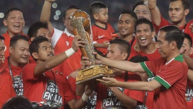Pemain persija bambang pamungkas terima trofi piala presiden dari jokowi