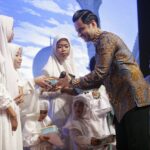 BERI BINGKISAN: General Manager JW Marriott Medan Himanshu Kapoor memberikan bingkisan kepada anak yatim piatu dari panti asuhan Sahabat Yatim di JW Marriott Medan, Jumat (5/4). Satukata/Khairil Umri