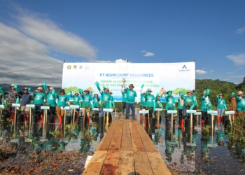 Presiden Direktur PT Agincourt Resources, Muliady Sutio bersama Koordinator Inspektur Tambang Provinsi Sumatera Utara, Suroyo, dan rombongan melakukan penanaman mangrove secara simbolis dalam Aksi Tanam Mangrove 60 ribu bibit mangrove di Pandan, Tapanuli Tengah, Senin (3/6/2024)
