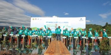 Presiden Direktur PT Agincourt Resources, Muliady Sutio bersama Koordinator Inspektur Tambang Provinsi Sumatera Utara, Suroyo, dan rombongan melakukan penanaman mangrove secara simbolis dalam Aksi Tanam Mangrove 60 ribu bibit mangrove di Pandan, Tapanuli Tengah, Senin (3/6/2024)